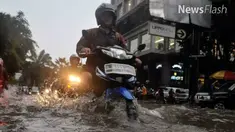 Hujan deras yang terjadi sejak dini hari hingga pagi ini membuat sejumlah titik di wilayah Jakarta dan sekitarnya mengakibatkan genangan atau banjir di sejumlah lokasi.