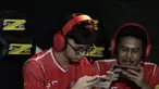 Tim Arena of Valor (AOV), SES, tampak fokus saat melawan GGWP pada laga The Battle of Youniverse di KLY Lounge, Jakarta, Jumat (7/12). GGWP berhasil mengalahkan SES. (Bola.com/Vitalis Yogi Trisna)