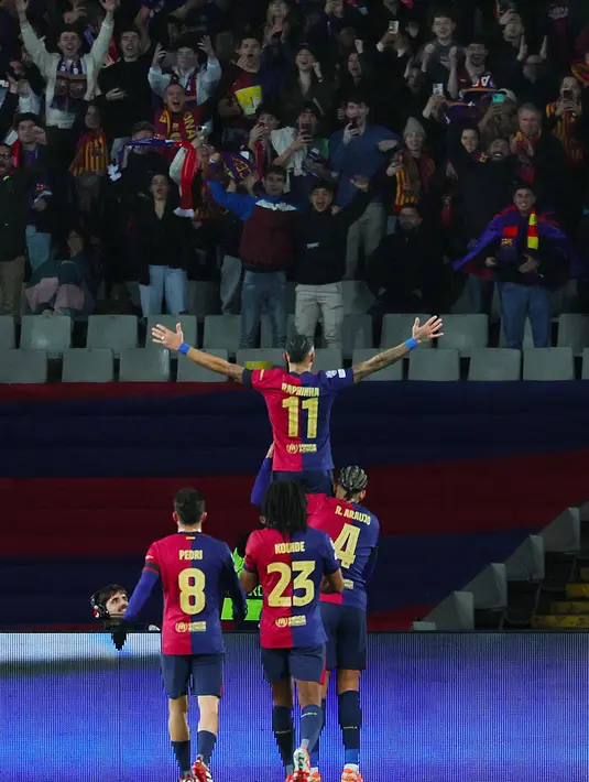 Pada menit ke-11, Barcelona membuka keunggulan lewat kerja sama apik Lamine Yamal dan Raphinha. (LLUIS GENE/AFP)