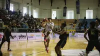 Point Guard Bali United Baskteball Abraham Wenas melakukan lay up dengan dibayangi pemain Bima Perkasa Jogja dalam gameweek 1 IBL 2024 di GOR Purna Krida Kerobokan pada Minggu (14/1/2024). Abraham Wenas melesakkan 19 poin di pertandingan kali ini. (Bola.com/Alit Binawan)