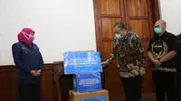 Direktur SDM Pelindo 3 Toto Heli Yanto menyerahkan bantuan 10.000 Rapid Test Kit kepada Gubernur Jawa Timur Khofifah Indar Parawansa.