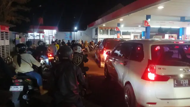 Antrean SPBU di Jember mengular