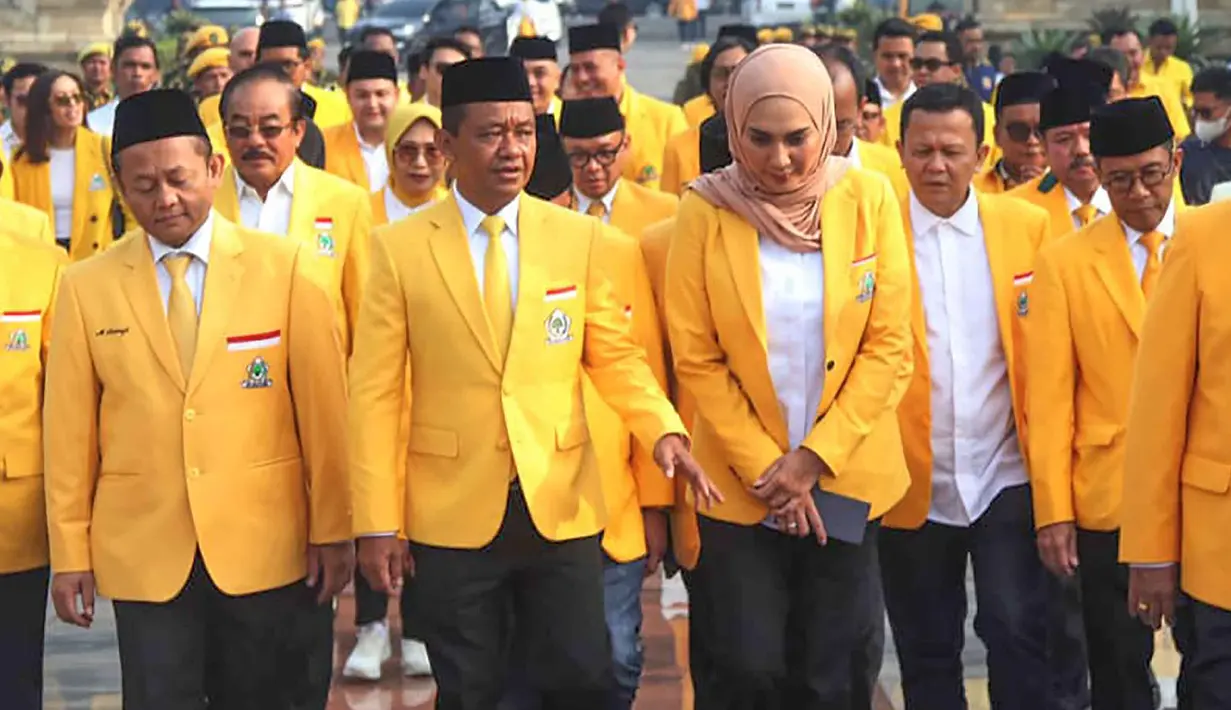 Mereka menziarahi sejumlah makam tokoh pendahulu Golkar, seperti Presiden RI Ke-3 BJ Habibie, Menteri Penerangan era Orde Baru Harmoko, dan Wakil Presiden RI Ke-5 Sudharmono. (merdeka.com/Arie Basuki)