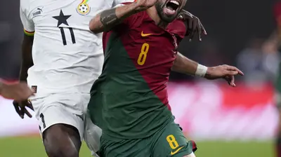 Penyerang timnas Ghana Osman Bukari berebut bola dengan gelandang Portugal Bruno Fernandes pada laga penyisihan Grup H Piala Dunia 2022 di Stadium 974, Doha, Qatar, Kamis (25/11/2022). Laga berakhir dengan skor 3-2 untuk kemenangan Portugal. (AP Photo/Manu Fernandez)