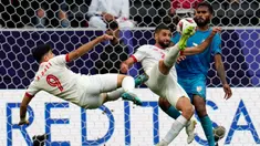 Pemain Suriah Siham Hanz Ousou (tengah) mencoba mencetak gol saat melawan India pada pertandingan sepak bola Grup B Piala Asia di Stadion Al Bayt, Al Khor, Qatar, Selasa (23/1/2024). Suriah menang 1-0. (AP Photo/Aijaz Rahi)