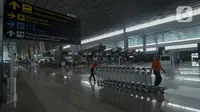 Aktivitas petugas di Terminal 2F Terminal 3 Bandara Soekarno Hatta, Tangerang, Banten, Jumat (24/4/2020). Pemerintah menghentikan sementara penerbangan komersil baik dalam maupun luar negeri untuk mencegah penyebaran COVID-19. (merdeka.com/Imam Buhori)