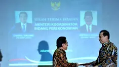 Menteri Koordinator Perekonomian, Sofyan Djalil (kiri) memberikan berita acara yang telah ditandatangani kepada mantan Menko Perekonomian Chairul Tanjung saat serah terima jabatan di Jakarta, Senin (27/10/2014). (Liputan6.com/Andrian M Tunay)