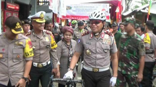 Kakorlantas, Irjen Royke Lumowa, pantau TPS dengan bersepeda (Liputan6.com/Pramita Tristiawati)