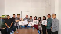 SCM Emtek Bagikan STB Gratis untuk Warga Palembang, Banjarmasin dan Denpasar. (Doc: Istimewa)