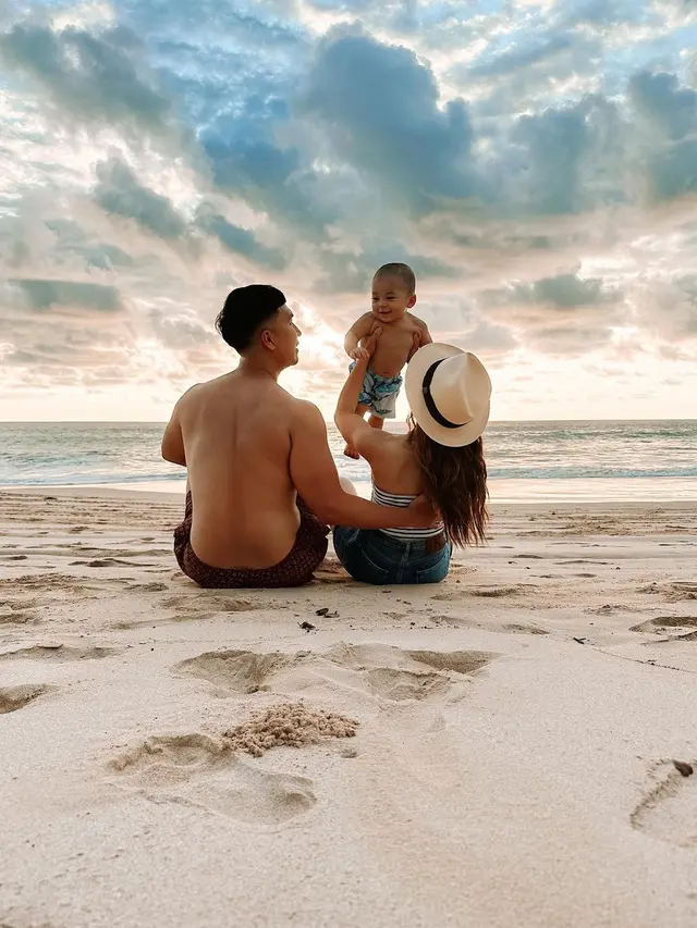 Nikita Willy bersama keluarga kecilnya (Instagram/nikitawillyofficial94)