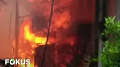 Belum diketahui pasti penyebab kebakaran, meski sejumlah warga menduga akibat kompor yang ditinggal pergi saat digunakan untuk memasak.