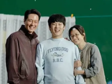 Lee Jung Ha bagikan foto bersama ayah dan ibunya di drakor Moving, Jo In Sung dan Han Hyo Joo. Potret keluarga kecil yang sederhana namun penuh kehangatan. (Foto: Instagram/ jungha.km)