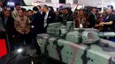 Menhan Ryamizard Ryacudu mengunjungi stand Indo Defence 2018 Expo and Forum,  Jakarta, Rabu (9/11). Pameran ini menjadi ajang promosi bisnis dan teknologi bagi industri pertahanan Indonesia dan dunia. (Liputan6.com/Johan Tallo)