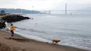 Sebagian besar asap dan kabut berada di lapisan atas atmosfer. Beberapa sekolah di wilayah tersebut membatalkan kegiatan olahraga karena asap. (Jessica Christian/San Francisco Chronicle via AP)