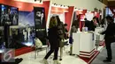 Pengunjung melihat produk yang dipamerkan saat World Islamic Economic Forum (WIEF) ke-12 di Jakarta, Selasa (2/8). WIEF‎ ke-12 dihadiri sekitar 2.500 peserta dari 60 negara. (Liputan6.com/Faizal Fanani) 
