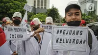 Massa calon pekerja migran Indonesia berunjuk rasa di kompleks Kemenaker, Jakarta, Senin (18/10/2021). Mereka membawa bendera Indonesia dan Korea Selatan, hingga poster bertuliskan "Buka kembali penempatan G to G Korea Selatan", "Kami butuh penempatan di Korea Selatan". (Liputan6.com/Faizal Fanani)