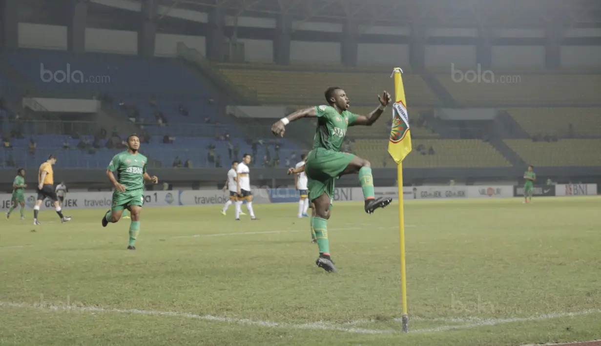 Selebrasi pemain Bhayangkara FC, Guy Junior usai mencetak gol ke gawang Persela Lamongan pada lanjutan Liga 1 2017 di Stadion Patriot, Bekasi, (27/10/2017). Bhayangkara menang 3-1. (Bola.com/Rizal Febriyansyah)