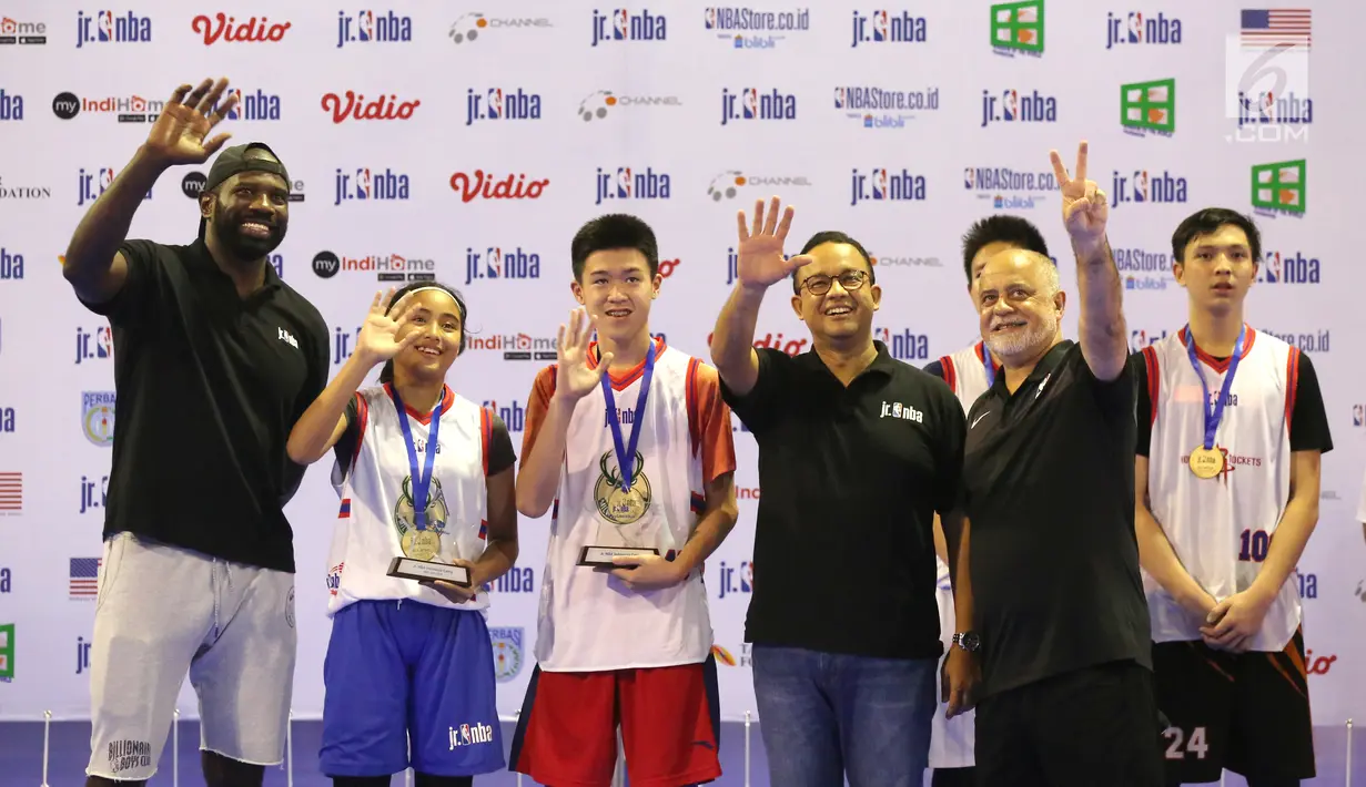 NBA Legend Jason Richardson, MVP perempuan Vanissa Renata Siregar, MVP laki-laki Brian Leonard, Gubernur DKI Jakarta Anies Baswedan dan Jr. NBA Head Coach Carlos Barroca foto bersama usai pemberian penghargaan Jr. NBA Indonesia Camp 2019 di Cilandak, Jakarta (31/3). (Liputan6.com/Fery Pradolo)