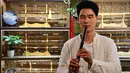 Seorang penjaga toko menampilkan pertunjukan bagi para wisatawan di sebuah toko di kota kuno Luoyi di Luoyang, Provinsi Henan, China tengah, pada 7 Juli 2020. Berbagai bentuk tur malam hari di Luoyang menarik banyak wisatawan dan mendongkrak perekonomian. (Xinhua/Li An)