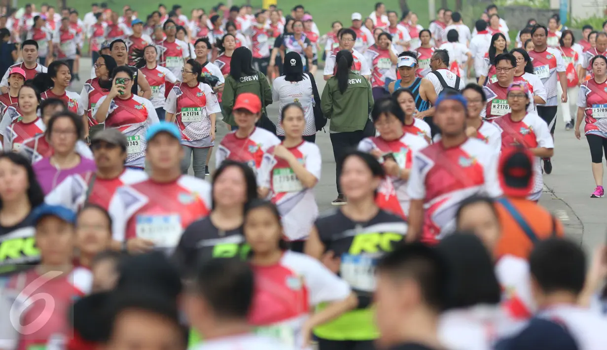 Sebanyak 5.600 peserta mengikuti acara lomba lari Joyful Run 2017 di Alam Sutera, Tangerang Selatan, Minggu (7/5). Acara tersebut diselenggarakan sebagai pre-event Asian Youth Day di Yogyakarta. (Liputan6.com/Helmi Afandi)
