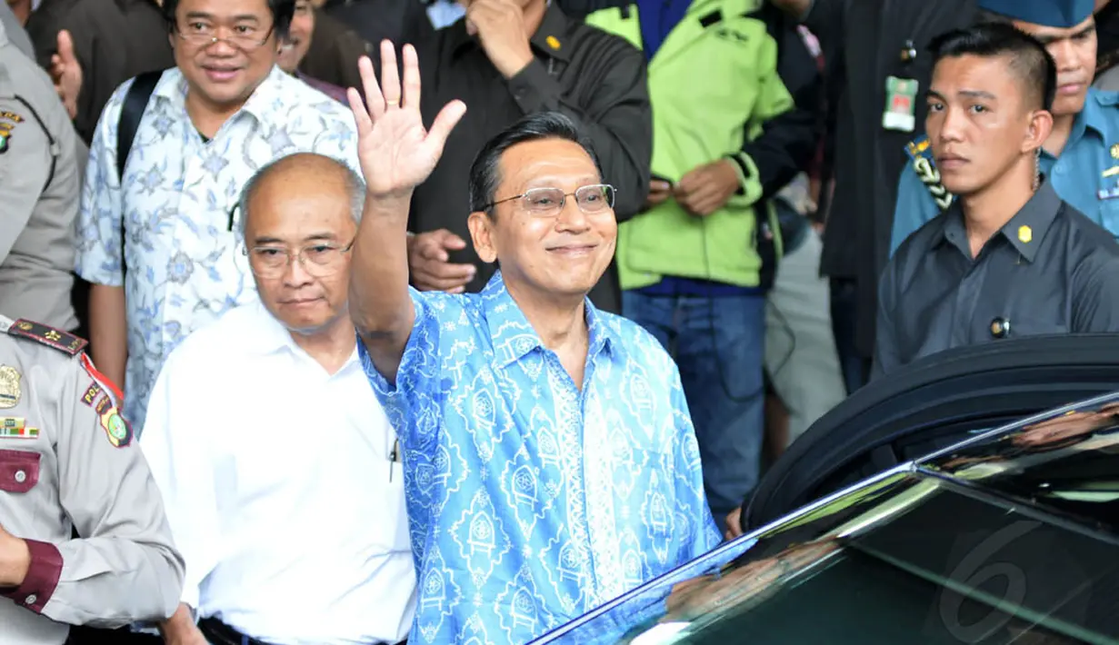 Boediono yang mengenakan kemeja batik lengan pendek warna biru itu tampak tersenyum sambil melambaikan tangannya, Jakarta, Jumat, (9/5/2014) (Liputan6.com/Johan Tallo)