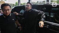 Artis Raffi Ahmad turun dari mobil setibanya di Gedung Merah Putih Komisi Pemberantasan Korupsi (KPK), Selasa (26/9/2023). (Liputan6.com/Faizal Fanani)