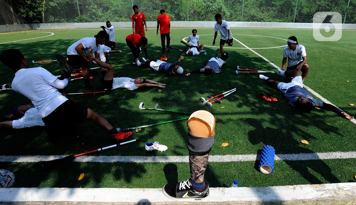 Pemain Timnas Amputasi Indonesia saat mengikuti latihan fisik jelang Piala Dunia Amputasi 2022 di Sports Club Serena Mansion, Jakarta Selatan, Selasa (5/7/2022). Mereka akan berlaga di Piala Dunia Sepak Bola Amputasi atau World Amputee Football Federation (WAFF) World Cup 2022 di Turki pada Oktober 2022. (merdeka.com/Arie Basuki)