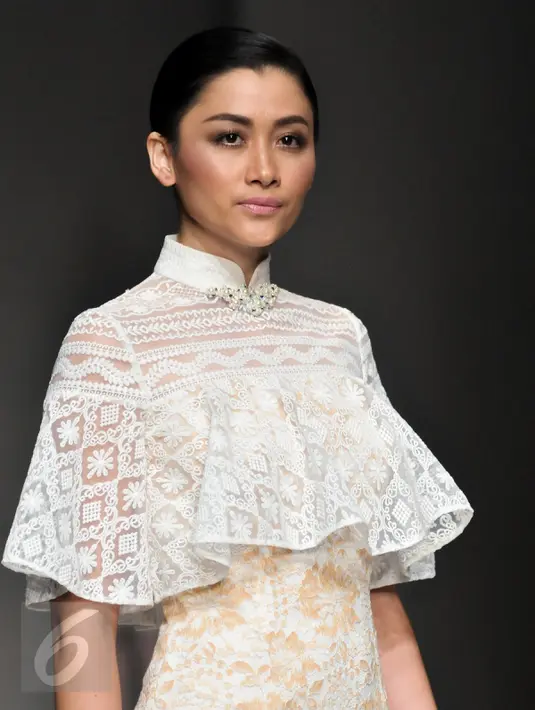 Seorang model berpose di atas catwalk mengenakan karya Sebastian Gunawan dengan labelnya Votum, saat peragaan busana IPMI Trend Show 2017, Jakarta, Kamis, (10/11). (Liputan6.com/Yoppy Renato)