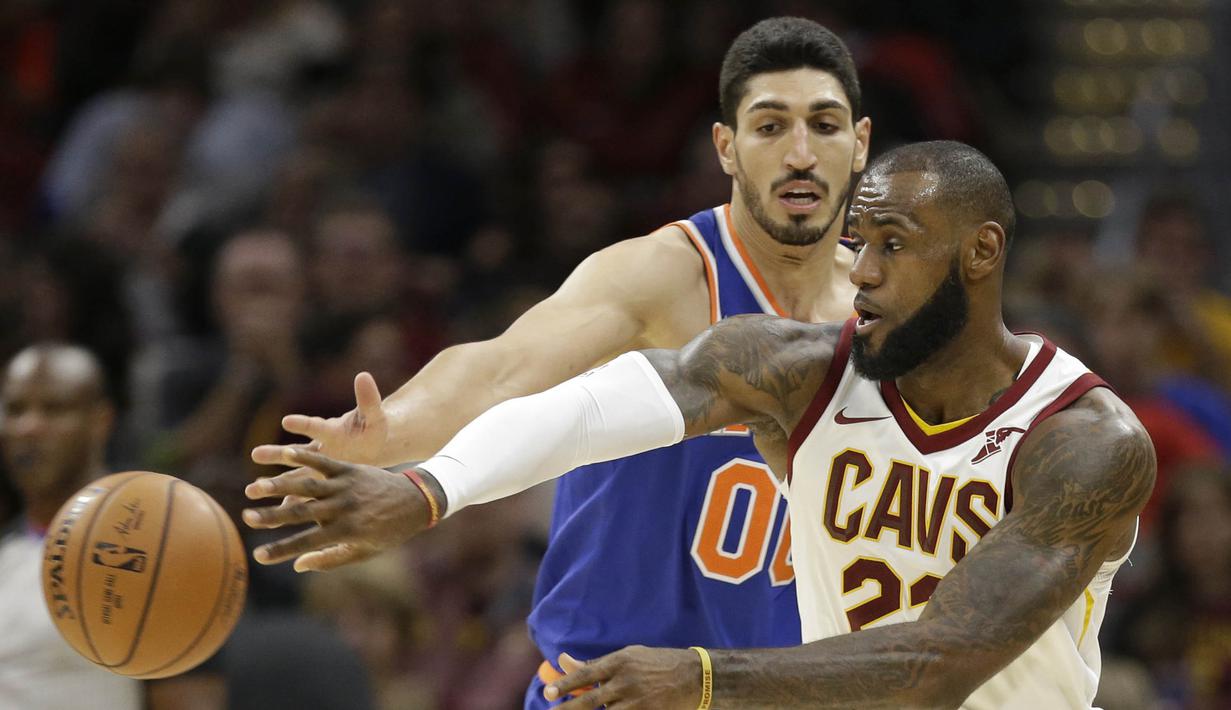 Pebasket Cleveland Cavaliers, LeBron James, menghindari tangan pebasket New York Knicks, Enes Kanter, pada laga NBA di Quicken Loans Arena, Cleveland, Minggu (29/10/2017).  Cleveland Cavaliers kalah 114-95 dari New York Knicks. (AP/Tony Dejak)