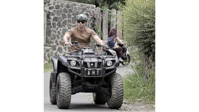 5 Gaya Santai AHY Saat Traveling Ini Keren Abis