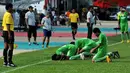 Sejumlah pemain Persebaya melakukan sujud syukur usai Ilham Udin Armayn menjebol gawang Semen Padang pada laga SCM Cup 2015 di Stadion Haji Agus Salim, Padang, Sabtu (17/1/2015). Persebaya unggul 1-0 atas Semen Padang. (Liputan6.com/Johan Tallo)