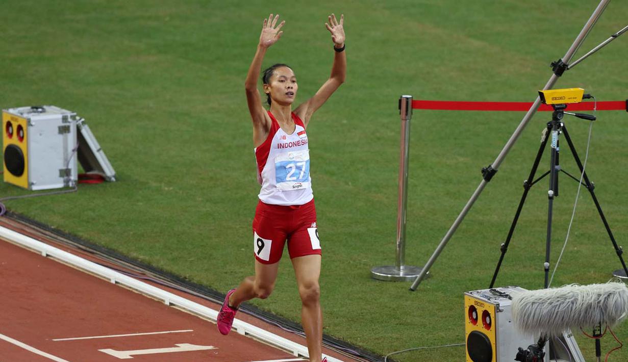 Pelari putri Indonesia, Rini Budiarti, meraih emas nomor lari halang rintang 3.000m SEA Games yang berlangsung di Stadion Nasional Singapura. Jumat (12/6). (Bola.com/Arief Bagus)