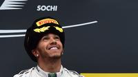 Pebalap Mercedes Lewis Hamilton merayakan kemenangan dalam ajang Formuma 1 GP Rusia di Sochi Autodrom, Minggu (11/10/2015). (Liputan6.com/ANDREJ ISAKOVIC / AFP)