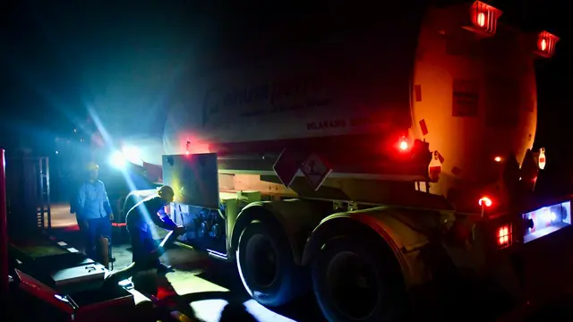 Awak mobil tangki dan Petugas SPBU bersiap membongkar BBM di SPBU 14.242.474  Jalan Raya Bireun-Takengon, Juli, Biereun, Aceh pada Sabtu (6/12/2025). (Foto: Pertamina)
