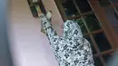 Warga memeriksa meteran listrik di kawasan Matraman, Jakarta, Kamis (2/4/2020). Pemerintah menggratiskan biaya tarif listrik bagi konsumen 450 Volt Ampere (VA) dan pemberian keringanan tagihan 50 persen kepada konsumen bersubsidi 900 VA mulai April hingga Juli 2020. (Liputan6.com/Herman Zakharia)
