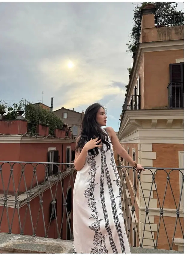 6 Gaya Busana Steffi Zamora Liburan di Italia, Hadiri Pernikahan Adik Nino Fernandez