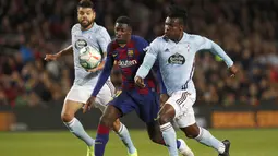 Penyerang Barcelona, Ousmane Dembele (tengah) membawa bola dari kawalan dua pemain Celta Vigo, Joseph Aidoo dan Okay Yokuslu  pada pertandingan lanjutan La Liga Spanyol di stadion Camp Nou (9/11/2019). Barcelona menang telak 4-1 atas Vigo. (AP Photo/Joan Monfort)