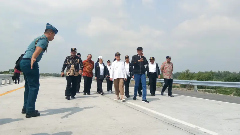 Presiden Jokowi saat meresmikan empat ruas tol Trans Jawa seksi Jawa Timur