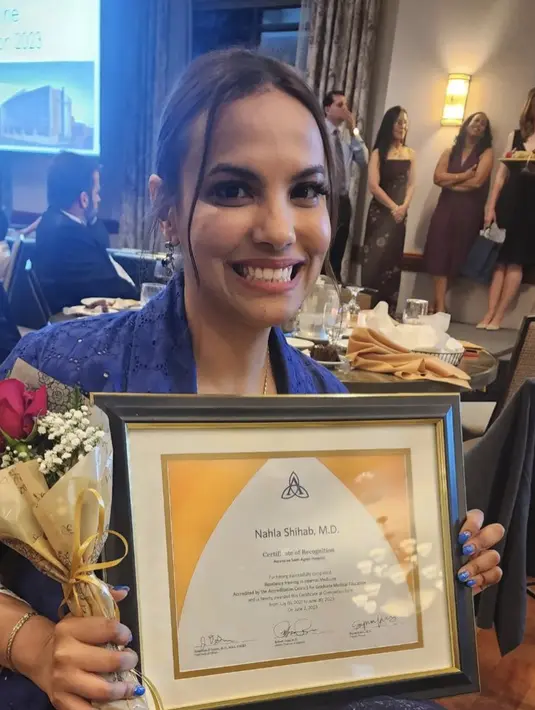 Wajahnya pun dipoles dengan riasan makeup natural. Ia terlihat mengenakan lipstik pink matte dengan riasan mata bold. Dan rambut ditata rapi dengan sedikit poni yang membingkai wajah. @najwashihab.