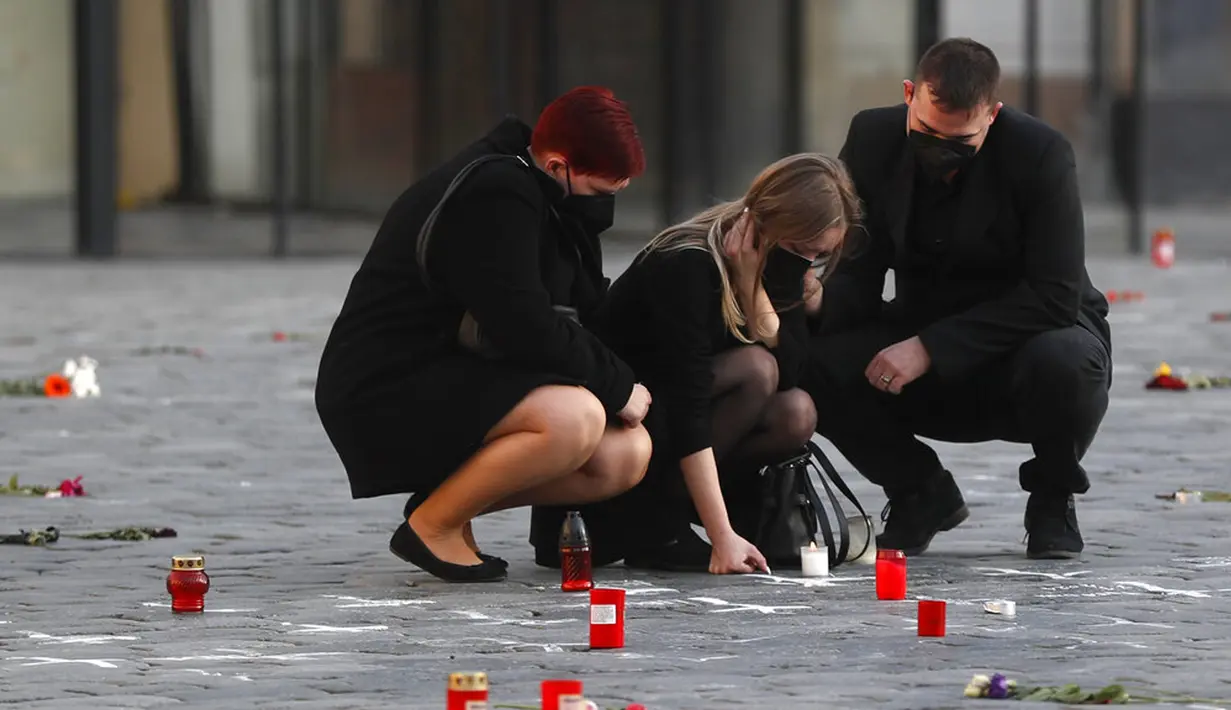 Orang-orang memberi hormat kepada korban pandemi COVID-19 di Alun-Alun Kota Tua, Praha, Republik Ceko, Senin (29/3/2021). Pandemi COVID-19 menimbulkan penderitaan yang luar biasa di seluruh Eropa tengah, termasuk Republik Ceko dan Slovakia. (AP Photo/Petr David Josek)