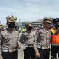 Personel Polda Riau dan instansi lainnya saat mengamankan arus mudik Lebaran Idul Fitri. (Liputan6.com/M Syukur)