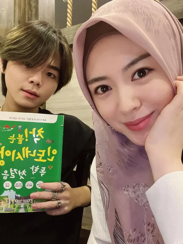 6 Potret Kedekatan Ayana Moon dan Sang Adik yang Ikut Jadi Mualaf, Adem Banget