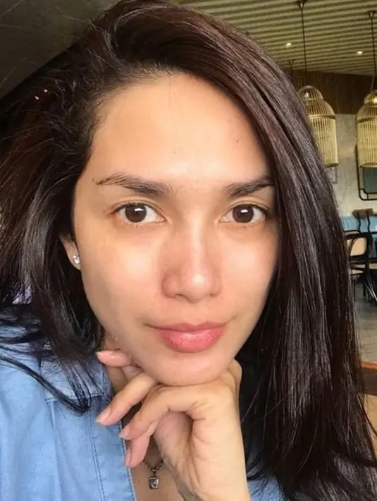 Ussy kerap kali tampil sebagai aktris yang membintangi beberapa film. Sudah ada 3 film yang dibintangi Ussy. Terakhir, Ussy bermain di Lukisan Ratu Kidul yang tayang 4 April 2019. Pesona Ussy yang begitu terpancarkan membuat dirinya masih konsisten di jagat hiburan. (Liputan6.com/IG/@ussypratama)