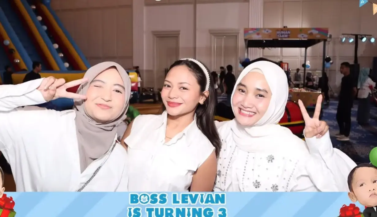 Arafah tampil mengenakan kemeja panjang putih dipadukan kerudung coklat. Amel Carla dengan kemeja sleeveless puth, serta Fatin mengenakan kerudung putih dipadukan kemeja dengan aksen beads. [@amelcarla]