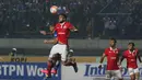 Duel pemain Persib Bandung, Tantan (kiri) dan pemain Persija Jakarta, Willian Pachecho pada laga TSC 2016 di Stadion GBLA, Bandung, (17/7/2017). (Bola.com/Nicklas Hanoatubun)