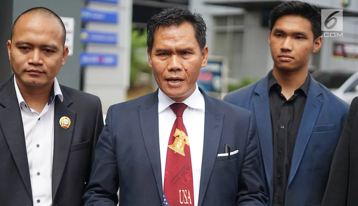 Tim Pembela Kehormatan Profesi Advokat menyampaikan keterangan terkait dugaan penghinaan yang dilakukan Nikita Mirzani di Polda Metro Jaya, Jakarta, Kamis (4/7/2019). Laporan bermula dari tindakan Nikita yang diduga menghina profesi Advokat melalui akun instagramnya. (Liputan6.com/Immanuel Antonius)