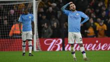 Pemain Manchester City Bernardo Silva memegang kepalanya setelah pemain Wolverhampton Wanderers Matt Doherty membobol gawang timnya pada pertandingan Liga Inggris di Molineux Stadium, Wolverhampton, Inggris, Jumat (27/12/2019). Manchester City kalah 2-3. (AP Photo/Rui Vieira)