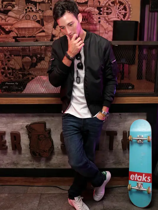 Artis senior Tamara Bleszynski menjadi salah satu relawan erupsi Gunung Agung di Bali. Ragam bantuan datang untuk memberikan donasi, pakaian, makanan serta minuman. Rasa bangga diungkapkan oleh mantan istri Tamara, Mike Lewis. (Adrian Putra/Bintang.com)