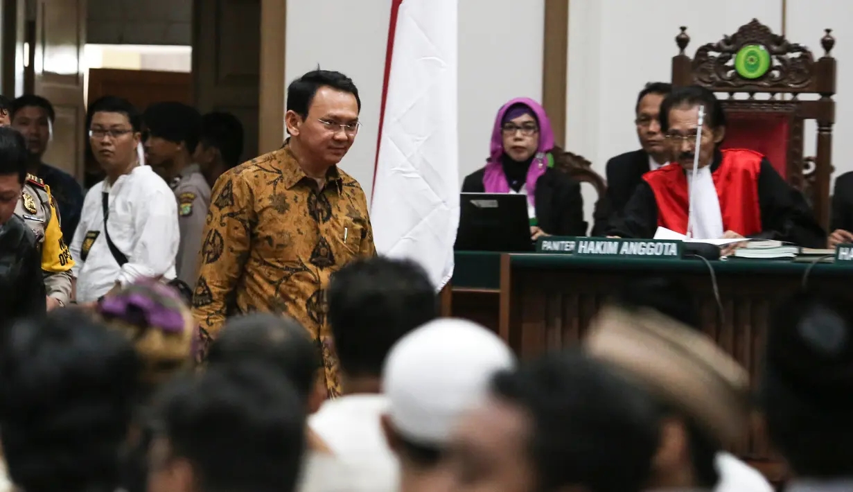 Basuki Tjahaja Purnama (Ahok) memasuki ruang sidang lanjutan di Gedung Auditorium Kementerian Pertanian, Jakarta, Selasa (3/1). Sidang beragenda mendengarkan keterangan dari para saksi yang dihadirkan JPU. (Liputan6.com/Dharma Wijayanto/Pool)