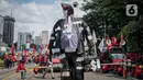 Massa aksi yang tergabung dalam Aliansi Gerakan Buruh Bersama Rakyat (Gebrak) bersama mahasiswa menggelar aksi unjuk rasa di kawasan Patung Kuda, Jakarta, Sabtu (21/5/2022). Selain itu, pemerintah dinilai tidak memperhatikan kesejahteraan rakyat, khususnya kepada kalangan pekerja atau buruh yang rentan dieksploitasi. (Liputan6.com/Faizal Fanani)